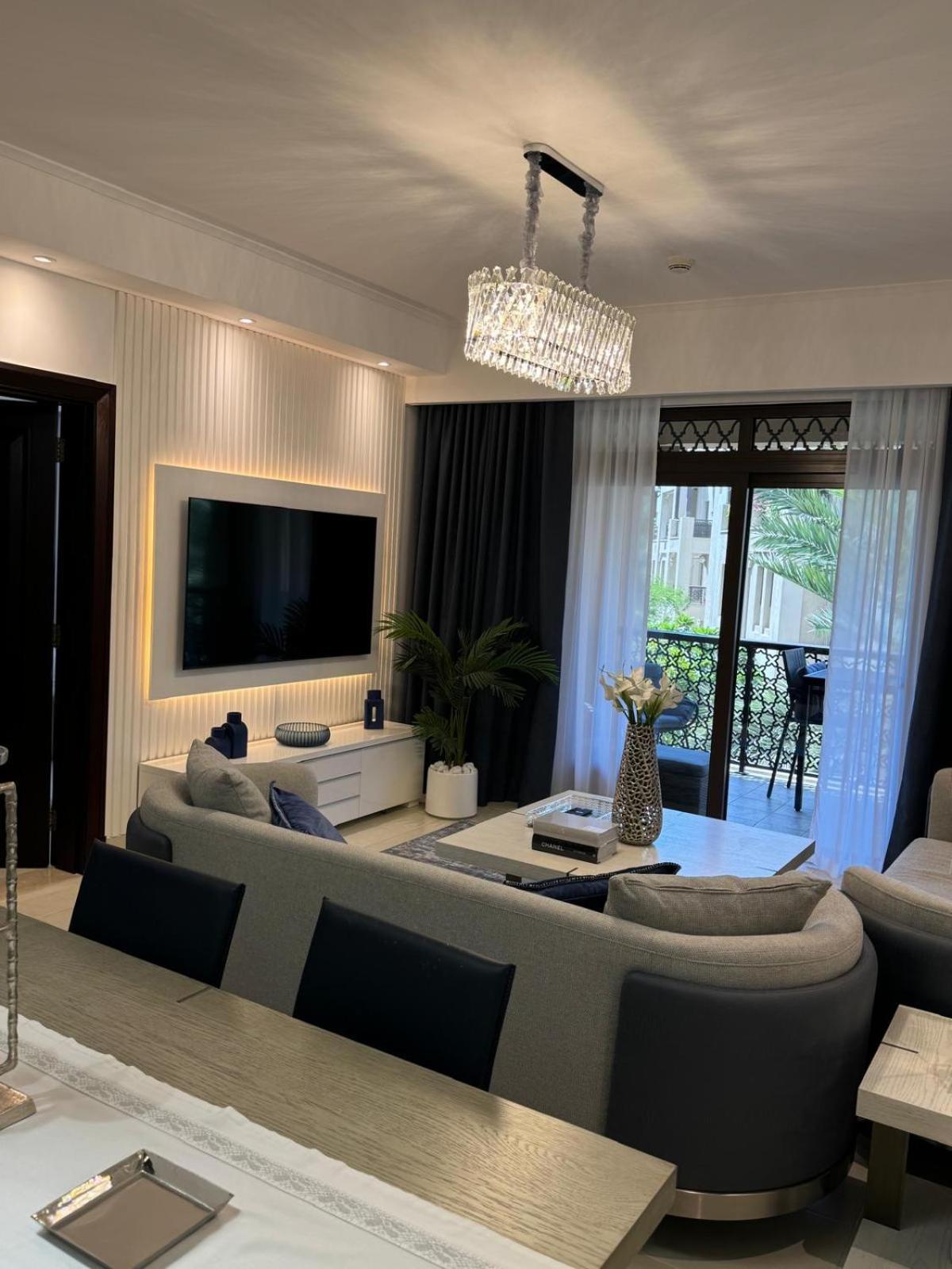 Apartment Lux Burj Khalifa Views 2br Iconic Heart Of Direct Views The Location Mall Boulevard Dubai