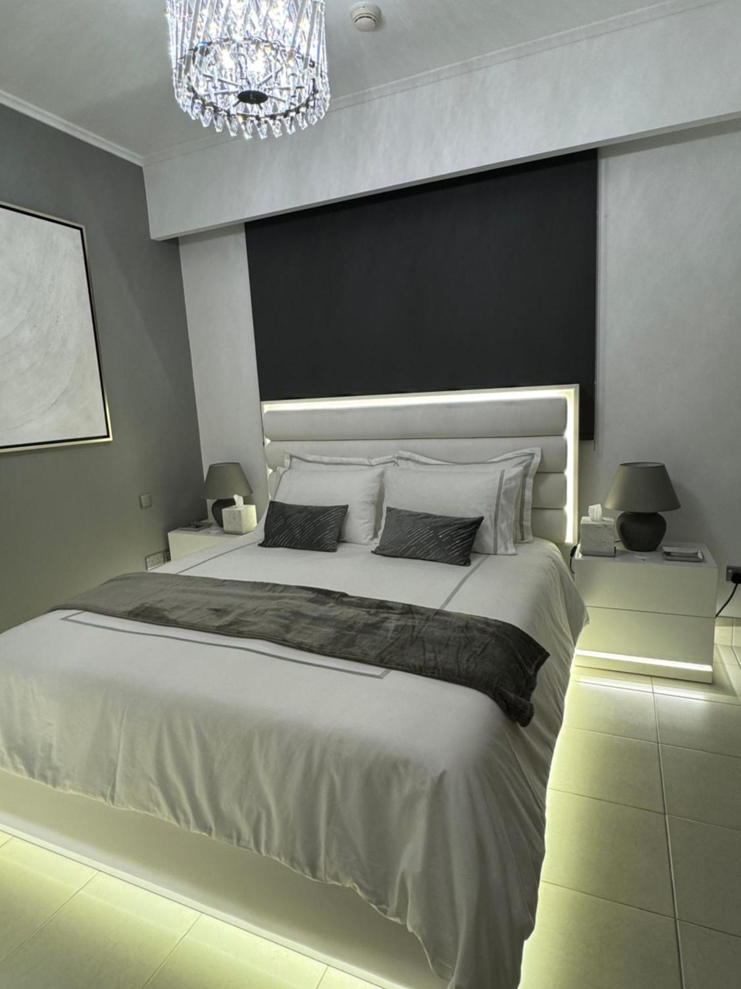 Lux Burj Khalifa Views 2br Iconic Heart Of Direct Views The Location Mall Boulevard *