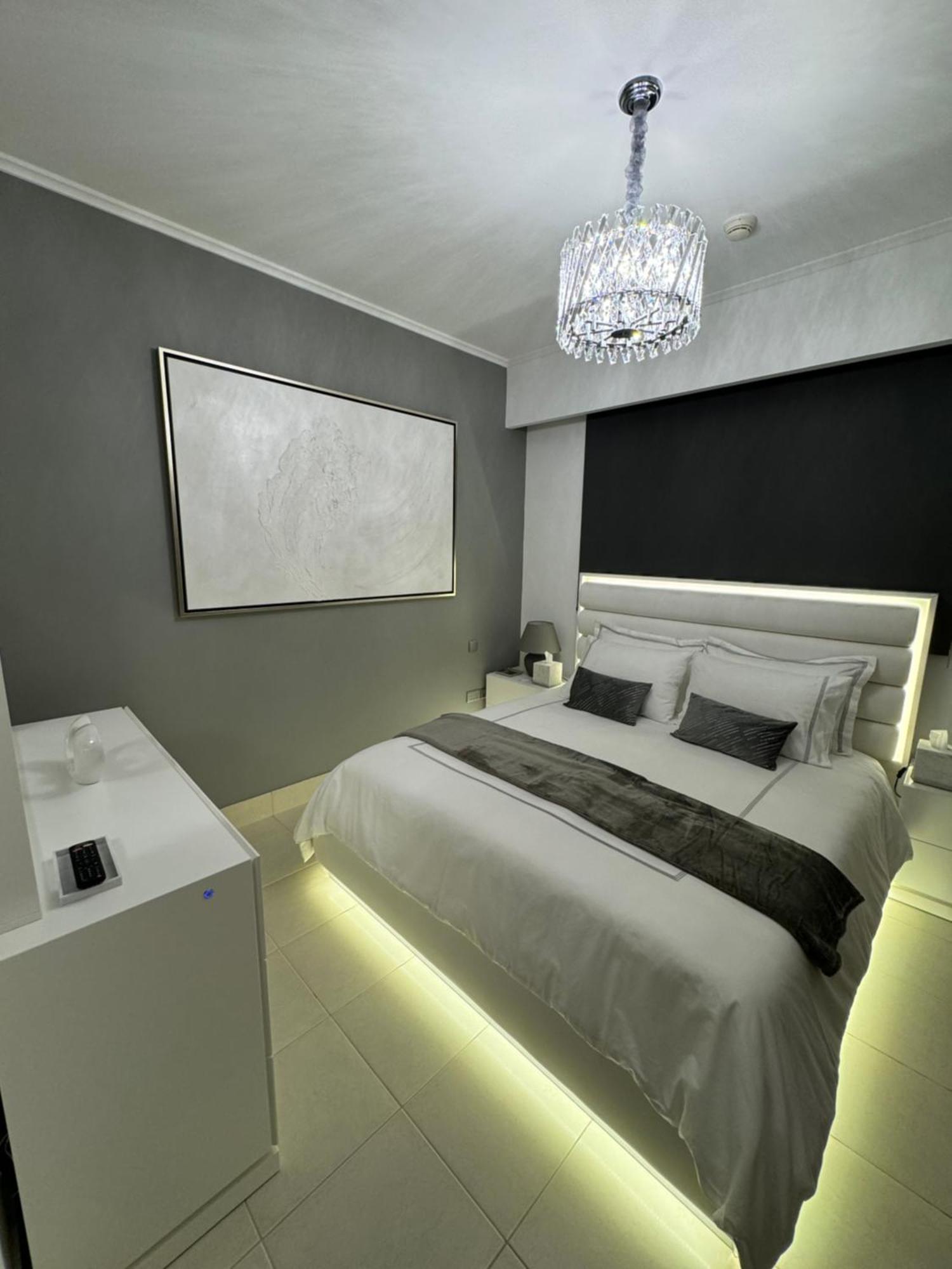 Lux Burj Khalifa Views 2br Iconic Heart Of Direct Views The Location Mall Boulevard Appartamento Dubai